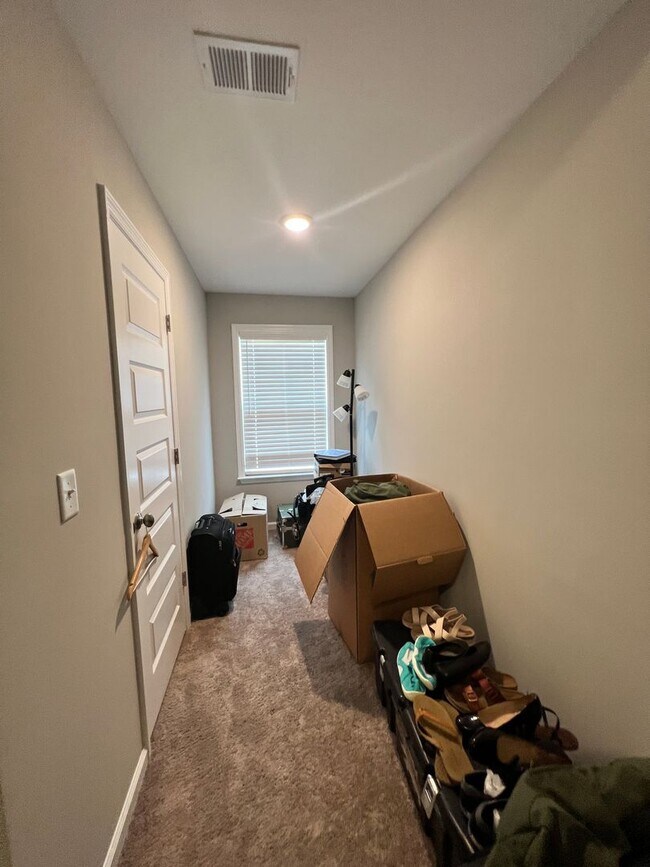 Building Photo - 3BR/2.5 BATH Townhome with Garage & Fenced...