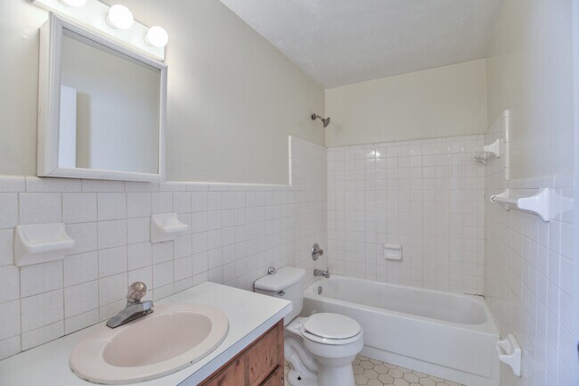 Building Photo - 2454 Wren Hollow Dr