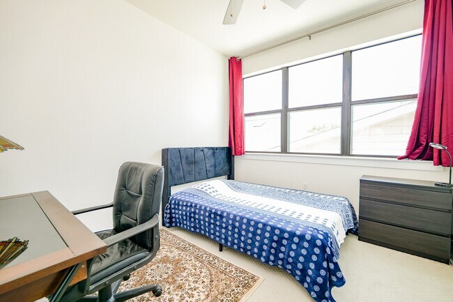 Building Photo - 2401 Crawford St