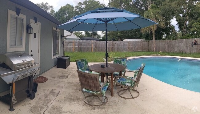 Back patio with pool, dining table and grill - 3718 Powers Ridge Ct