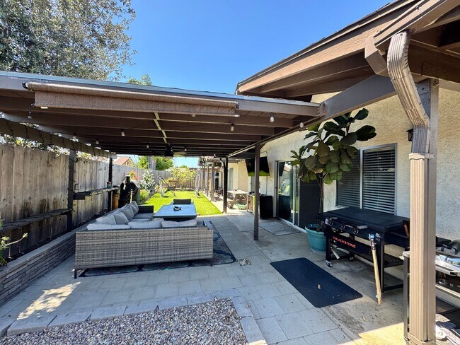 Building Photo - Beautifully Updated 4 Bedroom, 3 Bath Sing...