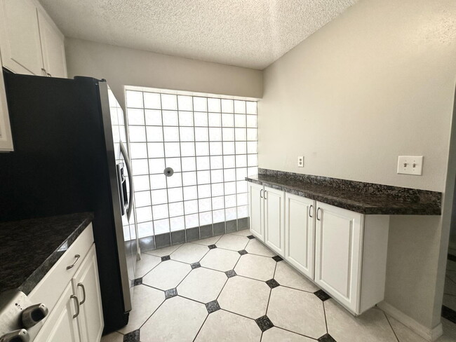 Building Photo - "Charming 2-Bed, 2-Bath Oasis in Vibrant T...