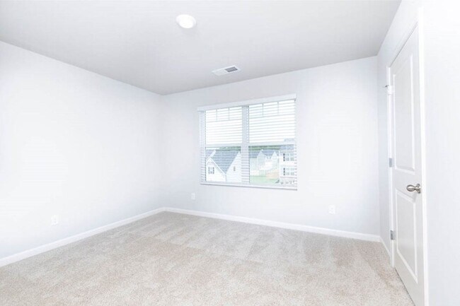 Building Photo - LIKE NEW HOME-NEIGHBORHOOD POOL, PICKLEBALL, CABANA,WALKING TRAILS