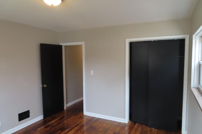 Building Photo - 1121 Fairwood Ave