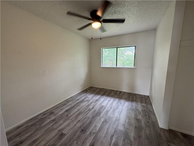 Building Photo - Beautiful and Stylish 3 bedroom & 2 bathroom