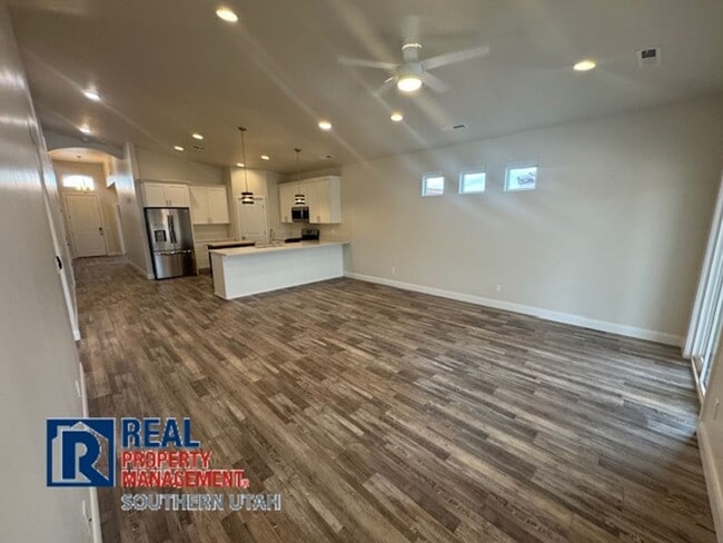 Building Photo - Home with great yard in Hurricane