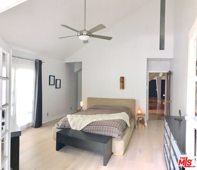 Building Photo - 1153 N Poinsettia Pl