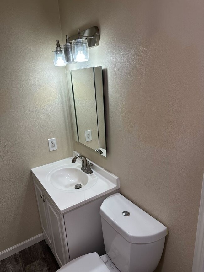Building Photo - Comfortable 2-Bedroom Unit in North Sacram...