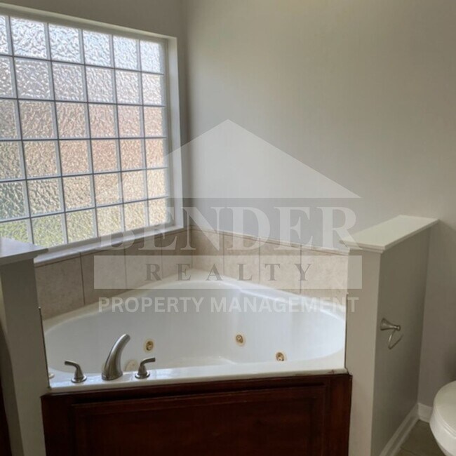 Building Photo - Emmyllie Ct- 130/132