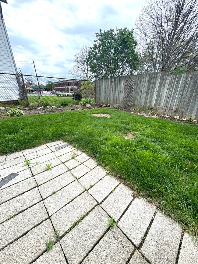 Building Photo - 567 N Walnut St