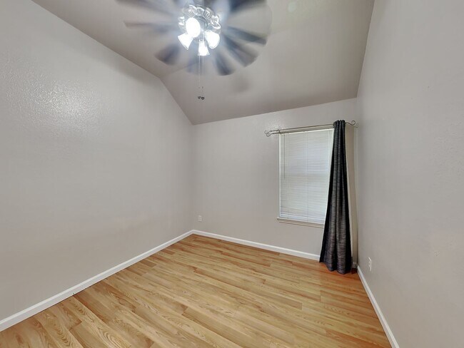 Building Photo - MOVE IN READY NOW! CHECK IT OUT!