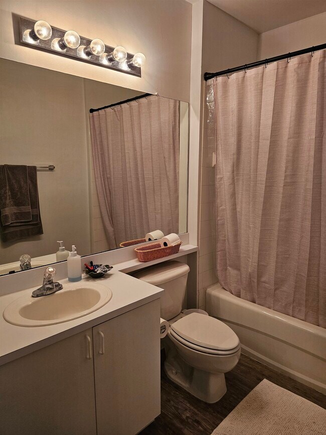 Building Photo - 605 Fairway Dr