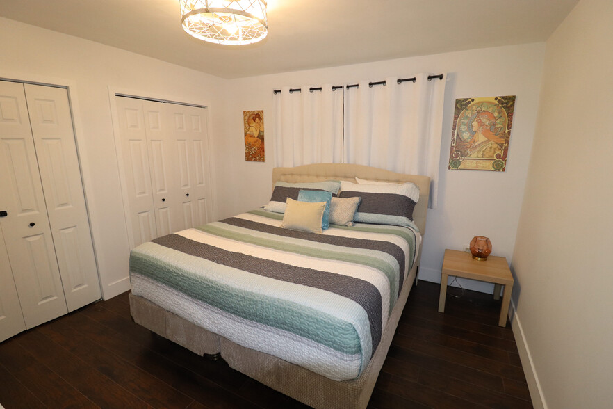 Master Bdr -king mattress - 3054B NW 15th St