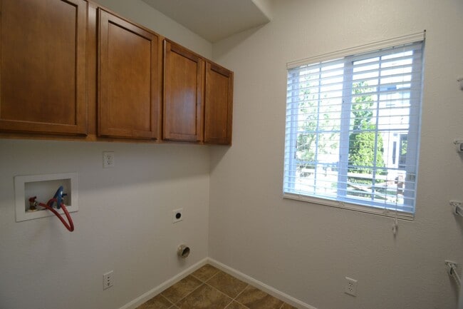 Building Photo - 4 bedrooms and large loft in Banning Lewis...