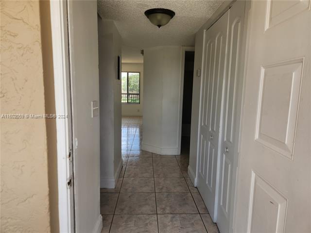 Building Photo - 9962 Twin Lakes Dr