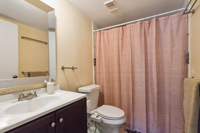 Building Photo - 2825 SW 22nd Ave