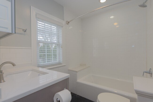 Building Photo - 11 Oak Ave