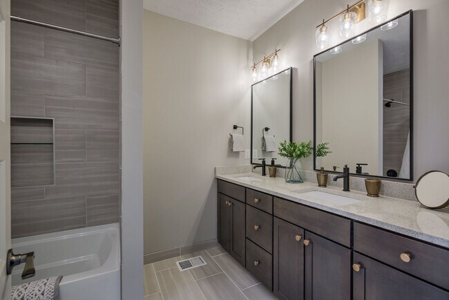 Building Photo - Modern 3BR Retreat | Penthouse + Skyline V...