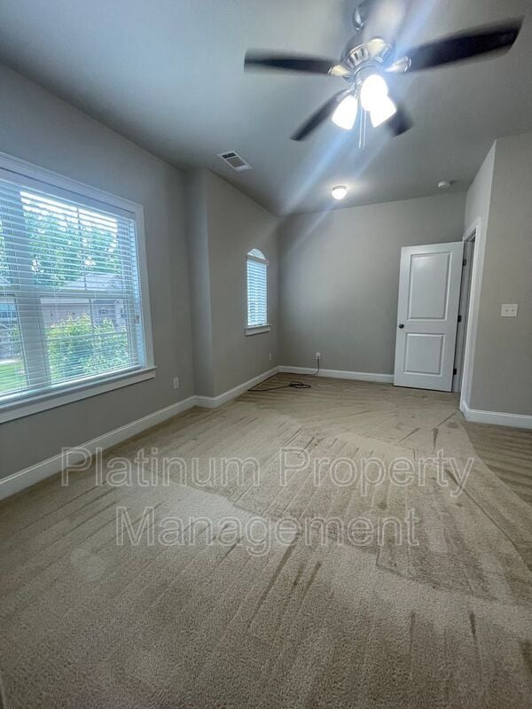 Building Photo - 5180 Mirror Lake Dr