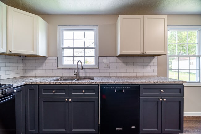 Building Photo - 5272 Quincy Dr