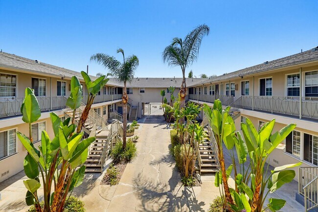 Building Photo - 6633 S Crenshaw Blvd