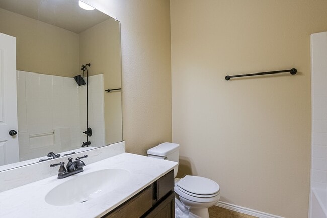 Building Photo - Available Now! Nice 3 Bedroom Townhouse lo...