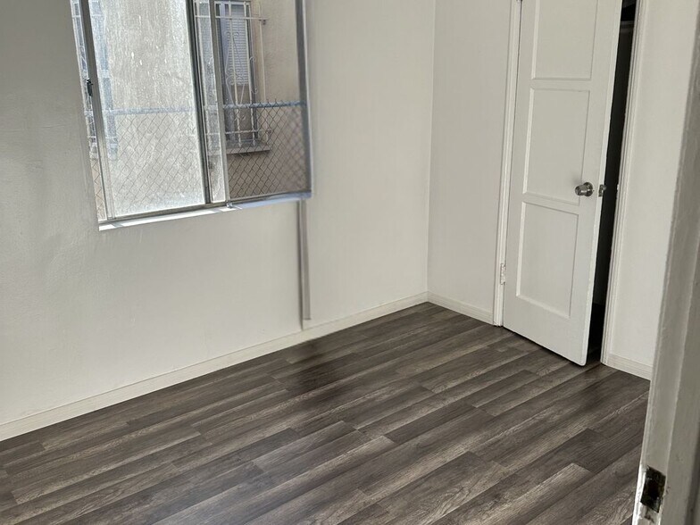 Building Photo - 934 1/2 West 71st Street