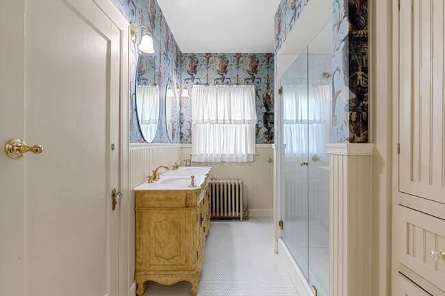 Building Photo - 2004 Hillcrest Rd