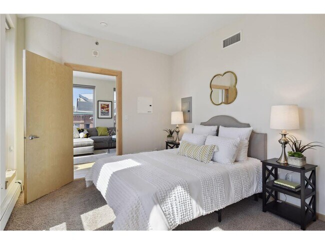 Building Photo - 215 10th Ave S