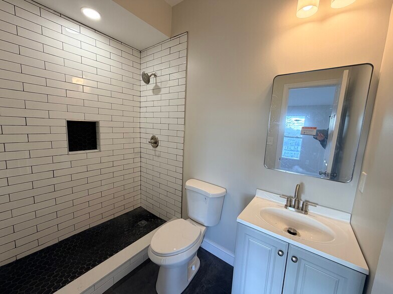 Building Photo - 3 E Overlea Ave