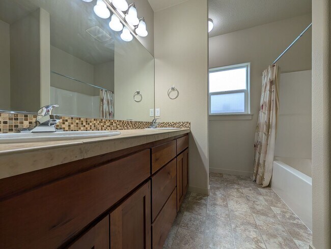 Building Photo - Great 3bed/2 bath home with solid surface flooring!