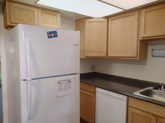 Building Photo - 2 Bed/1 Bath Townhouse