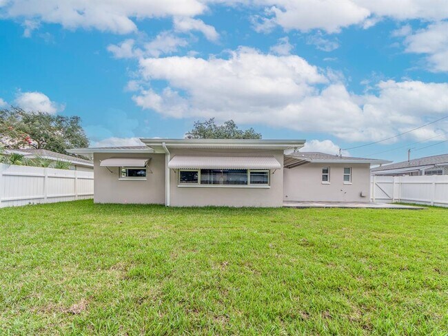 Building Photo - 682 Druid Park Dr W