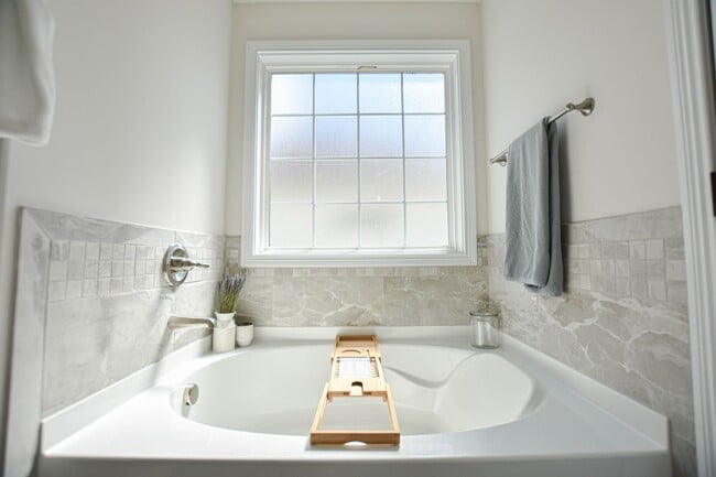 Building Photo - Pet Friendly Three Bedroom!