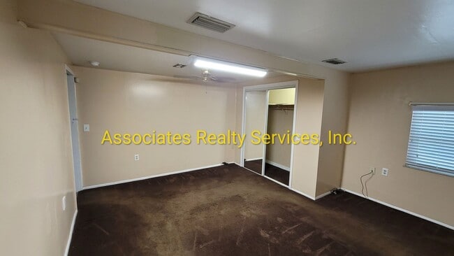 Building Photo - 4 BR, 2 BA  LOOK!!!!   ITS A STEAL!