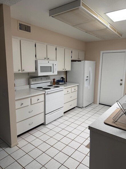 Building Photo - 9209 W Glen Oaks Cir N