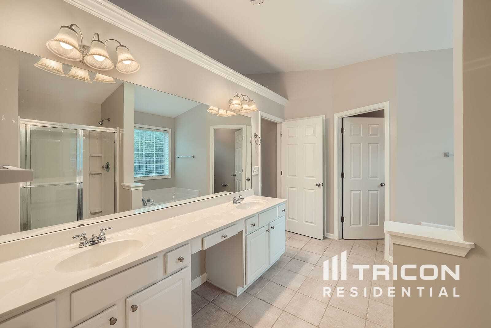 Building Photo - 641 Rock Elm Dr