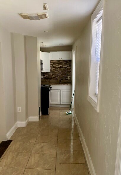 Building Photo - 28 Hinckley St