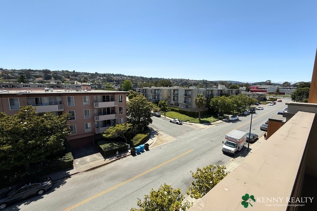 Building Photo - Spacious 2 Bedroom Condo in Prime Burlinga...