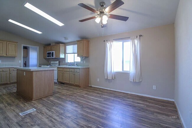 Building Photo - 935 W Sullivan Ave