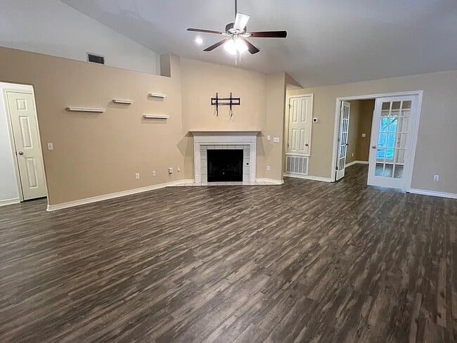 Building Photo - 1424 Roebling Tr