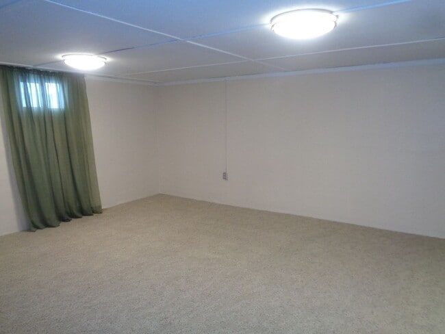 Building Photo - 3 Bedroom House with Hardwoods on West End