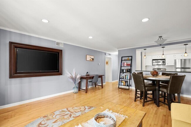Building Photo - 6501 E Hill Dr
