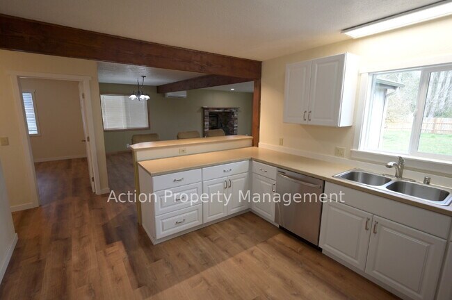 Building Photo - Updated Single-Level Home with Spacious Interior & Covered Parking