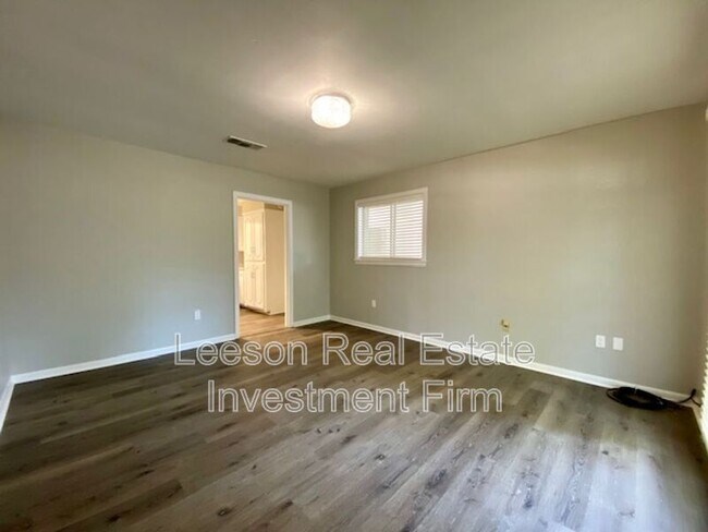 Building Photo - 845 Elmdale St