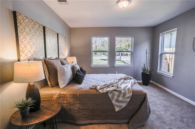 Building Photo - 407 W Odell St