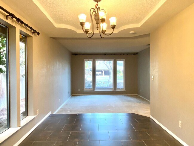 Building Photo - $2,450 Audubon & Friant 3 bed, N Bond, Fresno