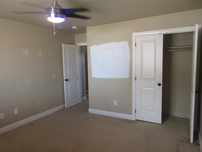 Building Photo - Move-In Bonus!!! 5 bedroom, 3 bath Single Family Home