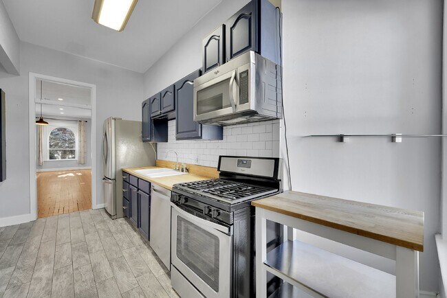 Building Photo - $2,495, 2-bed, 1-bath Victorian in the hea...