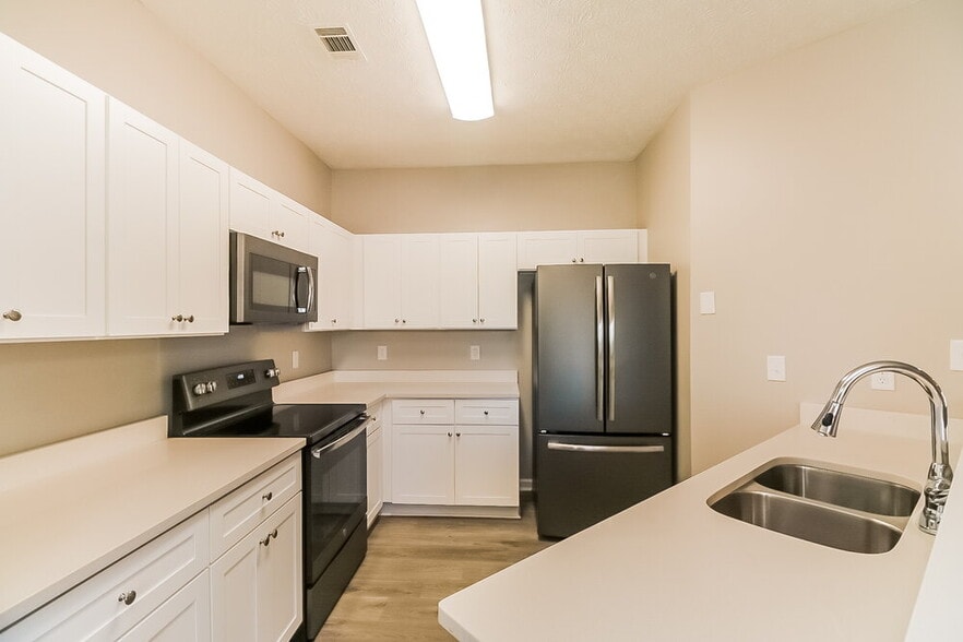 Building Photo - 7430 Royale Ln